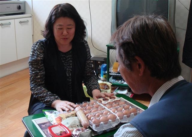 10일 서울 강서구의 한 사례관리사가 지역 홀몸 노인에게 희망틔움사업의 일환으로 맞춤형 선물을 전달하고 있다.  강서구 제공