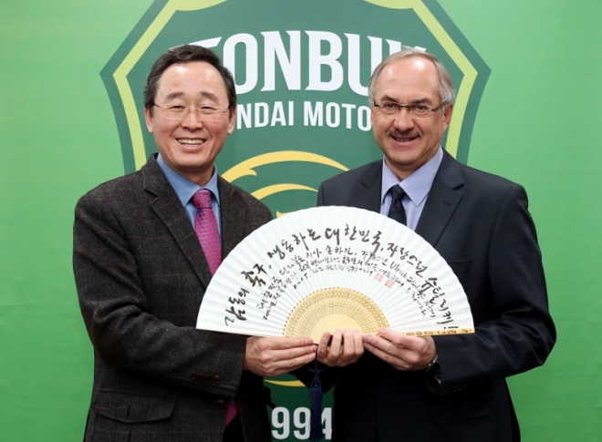 송하진(왼쪽) 전북도지사와 울리 슈틸리케 축구대표팀 감독