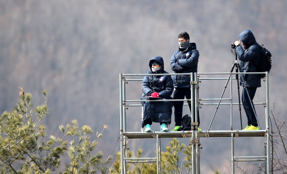 경기 지켜보는 신태용 감독