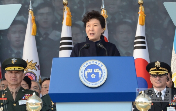 박근혜 대통령이 12일 충남 계룡시 계룡대에서 열린 ’2015년 장교 합동 임관식’에서 인사말을 하고 있다. 안주영 기자 jya@seoul.co.kr