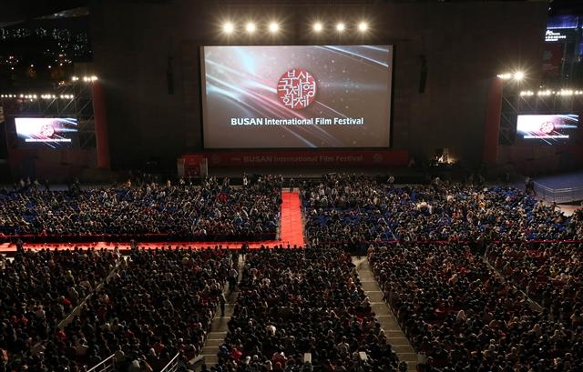 영화제 운영 자율권 문제를 놓고 부산시와 갈등을 겪고 있는 부산국제영화제 개막식 모습. 서울신문 포토라이브러리