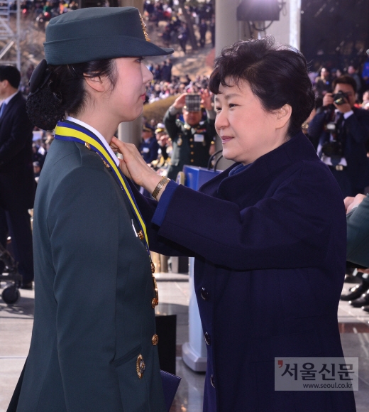 여군 장교에 계급장 달아주는 박대통령 