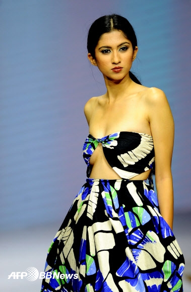 스리랑카 패션 디자이너 런던(London)의 작품