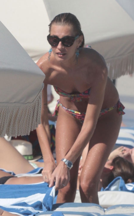 이탈리아 톱모델 스베바 알비티가 12일(현지시간) 미국 플로리다 마이애미 비치에서 컬러풀한 비키니 차림으로 관능적인 몸매를 과시했다. 사진=TOPIC / SPLASH NEWS(www.topicimages.com)