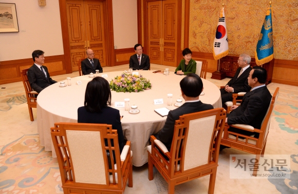 박대통령이 13일 오후 청와대에서 5부요인을 초청, 해외순방 성과 설명을 하고 있다. 안주영 기자 jya@seoul.co.kr