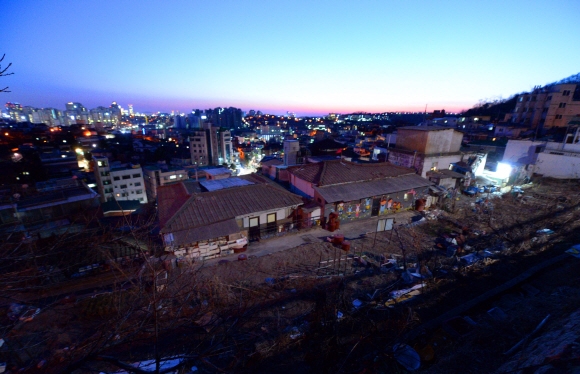 1971년 준공되어 철거를 앞두고 있는 금화시범아파트가 자리한 북아현동 정상에서 바라본 풍경.