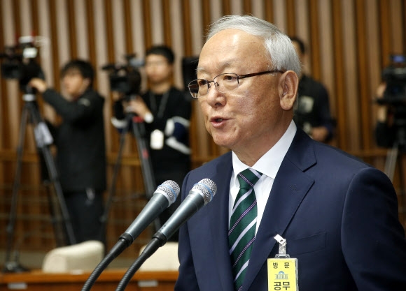 이병호 국정원장 후보자가 16일 오전 국회에서 열린 인사청문회에서 모두 발언을 하고 있다.  연합뉴스