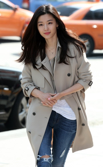 전지현, 트렌치코트로 멋 냈어요