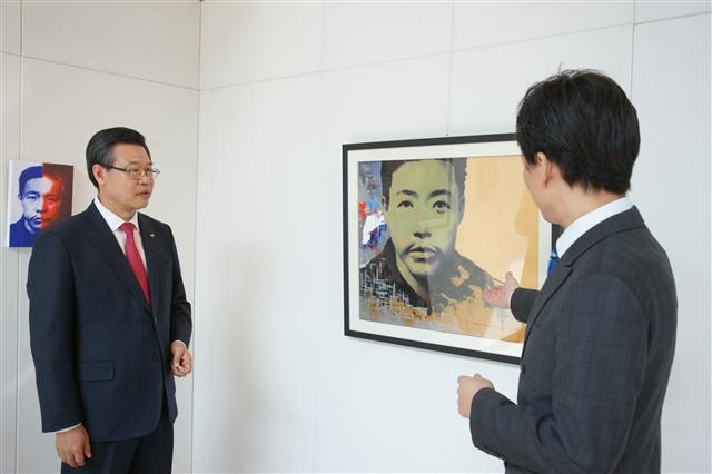 성장현 용산구청장이 16일 ‘안중근 문화예술전’ 최종점검회에 들러 전시회 관계자로부터 그림에 대한 설명을 듣고 있다. 용산구 제공