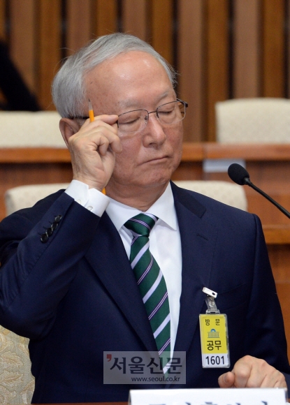 이병호 국가정보원장 후보자가 16일 국회에서 열린 인사청문회에서 눈을 지그시 감은 채 안경을 매만지고 있다.  도준석 기자 pado@seoul.co.kr