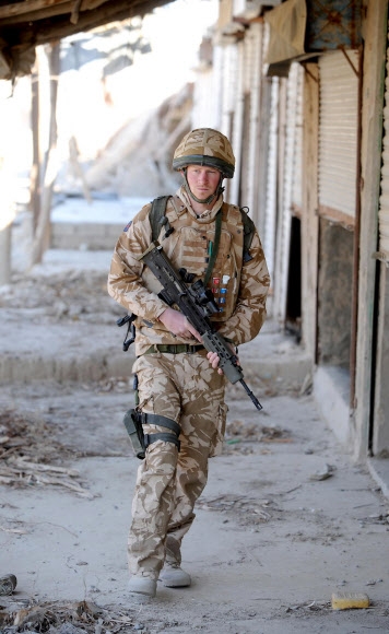 2008년 1월 2일 해리 왕자가 아프가니스탄 파병 근무시 사막지대인 가미시르 마을을 순찰하고 있는 모습. AP/뉴시스