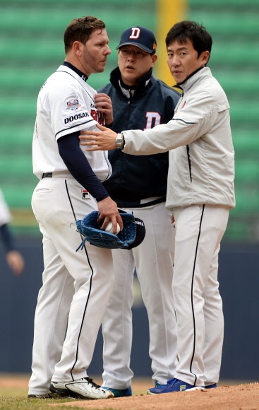 두산의 마야가 17일 잠실구장에서 열린 ‘2015 타이어뱅크 KBO 리그’  NC와 시범경기 3회초 2사후 갑자기 통증을 호소하고 있다. 스포츠서울 최재원 선임기자shine@sportsseoul.com