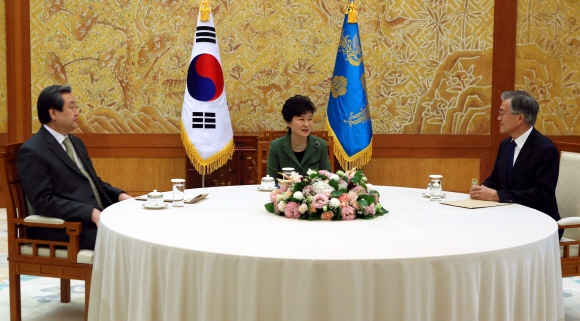 박근혜 대통령이 17일 청와대에서 김무성(왼쪽) 새누리당 대표, 문재인 새정치민주연합 대표와 만나 국정 현안에 대해 얘기를 나누고 있다.  안주영 기자 jya@seoul.co.kr