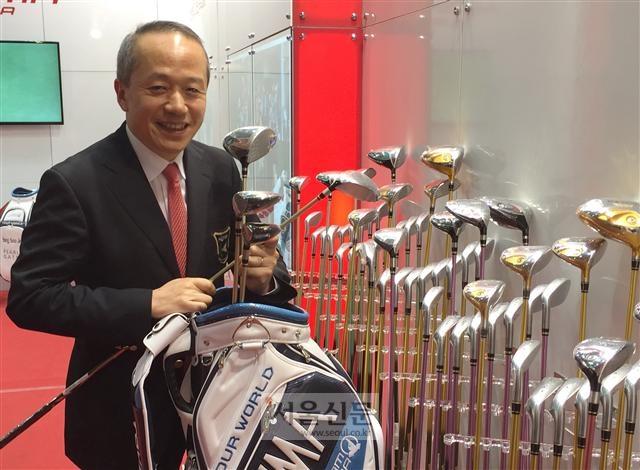 니시타니 고지 일본 혼마골프 대표이사가 지난 15일 서울 강남구 삼성동 코엑스 전시장에 마련된 자사의 부스에서 이달에 새로 출시된 TW727 시리즈 골프 클럽을 들어 보이며 설명하고 있다.