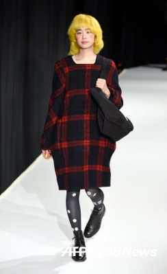 18일 일본 도쿄에서도쿄 패션위크가 열린 가운데 모델들이 일본 디자이너의 다카후미 츠루타의 2015-16 가을/겨울 의상을 선보이고 있다. <br>ⓒAFPBBNews=News1