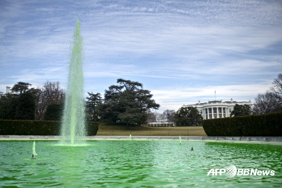 ‘세인트 패트릭 데이’(St.Patrick’s Day)를 맞은 17일(현지시간) 미국 워싱턴DC 백악관 앞 사우스론에서 초록색으로 염색된 분수의 모습이 보인다.  ⓒAFPBBNews=News1