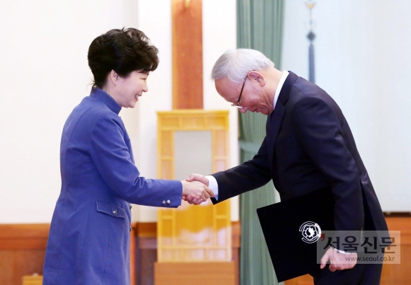 18일 오후 청와대에서 박근혜 대통령이 이병호 신임국정원장에 임명장을 수여하고 악수를 하고 있다.  안주영 기자 jya@seoul.co.kr