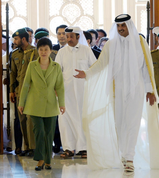 박근혜 대통령이 지난 8일(현지시간) 카타르 도하 에미리 디완 궁에서 열린 공식 환영식에 타밈 빈 하마드 알사니(앞줄 오른쪽) 국왕의 영접을 받으며 입장하고 있다. 도하 연합뉴스