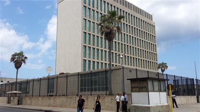 쿠바 아바나 베다도 지역에 있는 미국 이익대표부 건물. 쿠바 내 외국 공관 중 최대 규모로, 경찰의 경비가 삼엄하다. 이르면 이달 말 쿠바에 미 대사관이 재개설될 경우 이익대표부가 대사관으로 승격할 것으로 보인다.