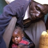 케냐 소녀가 짊어지기엔 버거운 가난의 무게