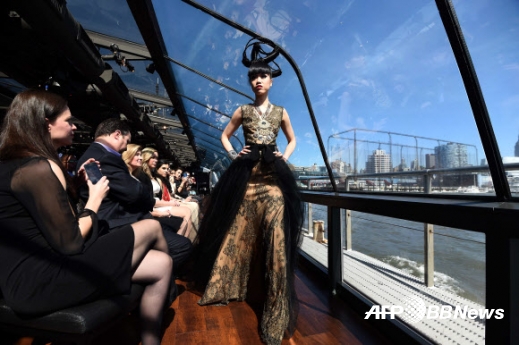 19일(현지시간) 미국 뉴욕 허드슨강에서 패션쇼 기획가이자 모델인 제시카 민 안(Jessica Minh Anh)이 자신이 직접 기획한 선상 패션쇼에서 직접 디자인한 의상을 입고 캣워킹 하고 있다. <br>ⓒAFPBBNews=News1