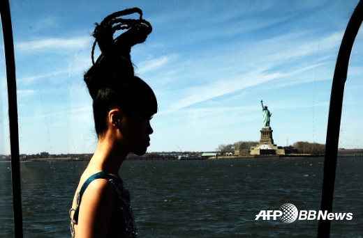 19일(현지시간) 미국 뉴욕 허드슨강에서 패션쇼 기획가이자 모델인 제시카 민 안(Jessica Minh Anh)이 자신이 직접 기획한 선상 패션쇼에서 직접 디자인한 의상을 입고 캣워킹 하고 있다. <br>ⓒAFPBBNews=News1