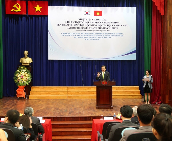 베트남을 공식방문 중인 정의화 국회의장이 20일 호찌민 인문사회과학대학에서 특별강연을 하고 ”한국은 베트남의 발전과 성공을 진심으로 염원하며 격려하는 동반자가 될 것”이라고 말하고 있다.  국회 제공