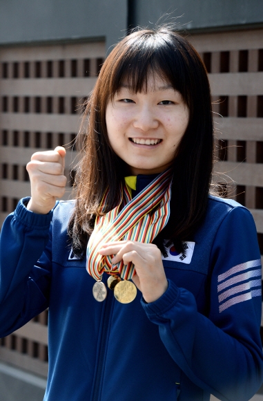 올 시즌 국제빙상경기연맹(ISU) 세계선수권에서 종합우승을 차지한 최민정이 지난 19일 서울 송파구 한국체대 앞에서 메달을 목에 건 채 활짝 웃고 있다. 이종원 선임기자 jongwon@seoul.co.kr