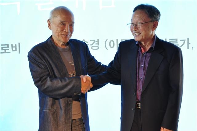 한국과 일본의 대표 시인 신경림(오른쪽)과 다니카와