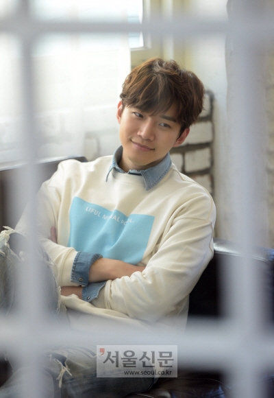 아이돌 그룹 2PM의 멤버인 이준호에게는 노래와 연기의 중간 지점에서 균형 잡기가 숙제다. “수만명 관중 앞에서 노래하다가 스크린 너머의 보이지 않는 영화팬들을 상대로 연기하기가 아직은 낯설다”고 고백했다. 정연호 기자 tpgod@seoul.co.kr