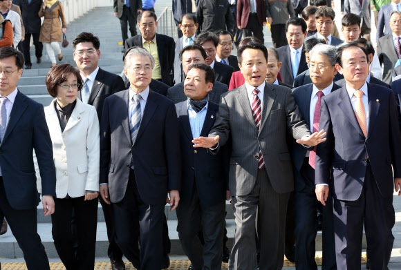 새정치민주연합 문재인 대표가 22일 오후 광주 동구 국립아시아문화전당을 방문해 현장을 둘러보고 있다.  연합뉴스