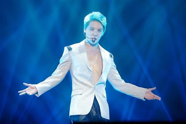 그룹 JYJ의 김준수가 지난 21일 태국 방콕 선더돔 무대에 올라 열창하고 있다.  씨제스엔터테인먼트 제공