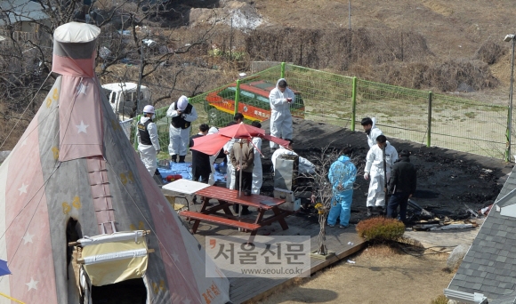 22일 오전 불이 나 두 가족 5명이 사망한 인천 강화군 동막해수욕장 인근 캠핑장에서 경찰과학수사팀이 화재 현장을 조사하고 있다. 손형준 기자 boltagoo@seoul.co.kr