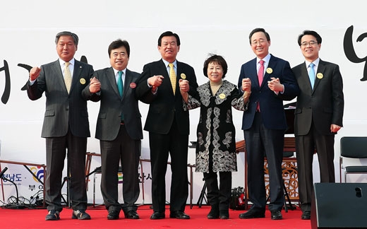 문화재청과 충청남도·전라북도·부여군·공주시·익산시는 지난 20일 부여 정림사지에서 ‘백제왕도 핵심유적 복원·정비사업 준비단’ 발단식을 가졌다. 사진 전라북도 제공