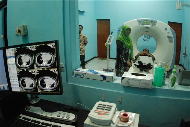 지난 17일(현지시간) 인도네시아 마르조에키병원의 CT 촬영실에서 한 환자가 검사를 받고 있다. 한국개발연구원 제공