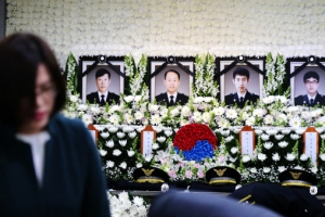 조문 발길 이어지는 가거도 헬기 추락 희생자 합동분향소