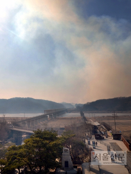 DMZ 산불 도라산전망대까지 번져… 오늘 진화 재개 