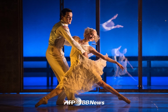 24일(현지시간) 영국 런던 새들러즈웰즈 극장에서 쿠바 댄서 하비에르 토레스(왼쪽)와 캐나다 댄서 드레다 블로우가 ‘위대한 개츠비’를 공연하고 있다.  ⓒ AFPBBNews=News1