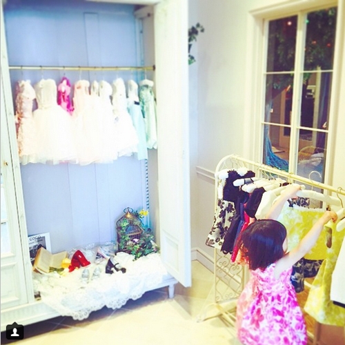 일본 모델이자 추사랑의 엄마 야노시호가 25일 자신의 인스타그램에 추사랑과 함께 쇼핑하는 모습을 공개했다. 사진 속에는 분홍 꽃무늬 원피스를 입고 있는 추사랑이 아동용 옷을 걸어놓은 행거에서 이옷 저옷을 살펴보고 있다. 사진출처: 야노시호 인스타그램