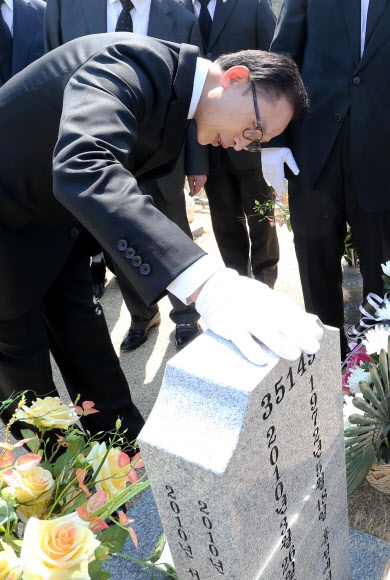 ’천안함 묘역’ 찾은 이명박 전 대통령
