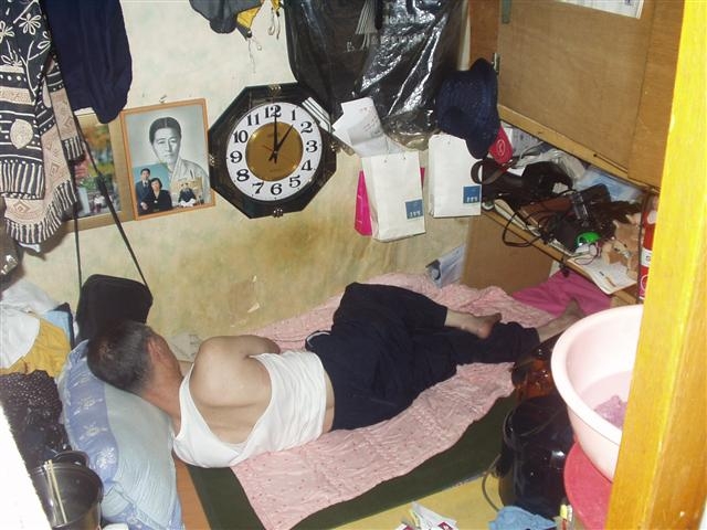 종로구 돈의동 쪽방 내부 모습. 낡은 목조건물 위주의 쪽방촌은 도로가 좁아 화재에 취약하고 방 크기는 성인 1명이 겨우 누울 수 있을 정도다.  종로구 제공