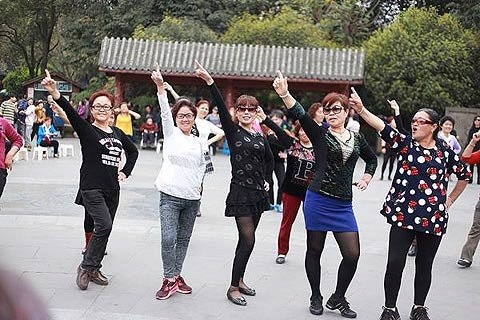 중국 여성들이 공원에 모여 광장무를 추고 있다. 출처 신경보
