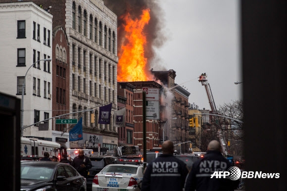 26일(현지시간) 오후 미국 뉴욕 맨해튼의 이스트빌리지의 2번가에 위치한 5층짜리 주상복합건물에서 화재가 발생해 화염이 하늘 높이 솟아오르고 있다. ⓒAFPBBNews=News1