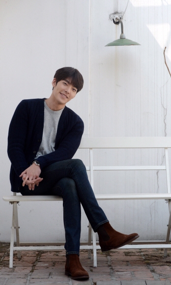 외모만 보면 어릴 적 꽤 놀았을(?) 법하지만 학창 시절 김우빈은 평범한 아이였다. 그래도 못 말리는 끼는 숨어 있었던지 “그즈음 ‘봄날’이라는 드라마가 유행했는데, 조인성 형이 하는 걸 다 따라 했을 만큼 열성팬이었다”면서 웃었다. 정연호 기자 tpgod@seoul.co.kr