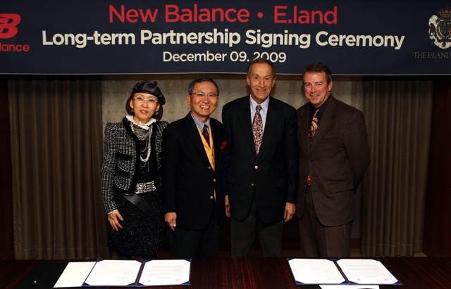 2009년 9월 서울 신라호텔에서 이랜드가 미국 스포츠 브랜드 뉴발란스와 장기 라이선스 계약을 체결한 뒤 박성수(왼쪽에서 두 번째) 회장과 박성경(왼쪽) 부회장이 뉴발란스 측과 기념사진을 찍고 있다.  이랜드 제공