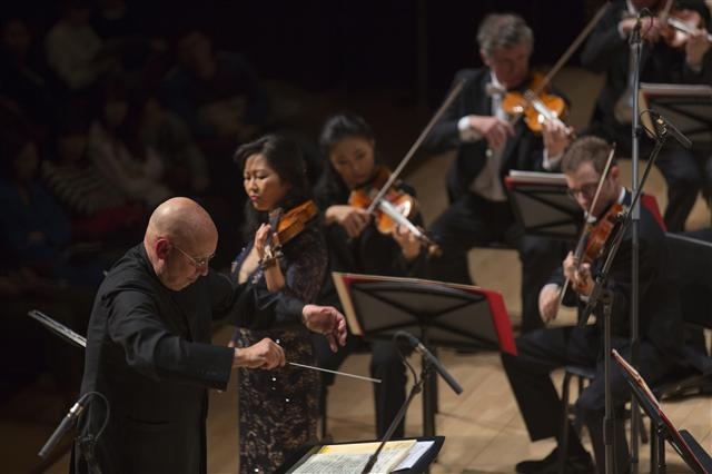 지난 27일 경남 통영시 도남동 통영국제음악당에서 열린 ‘2015 통영국제음악제’에서 데니스 러셀 데이비스가 지휘하는 바젤 심포니 오케스트라가 개막 공연을 하고 있다.  통영국제음악재단 제공