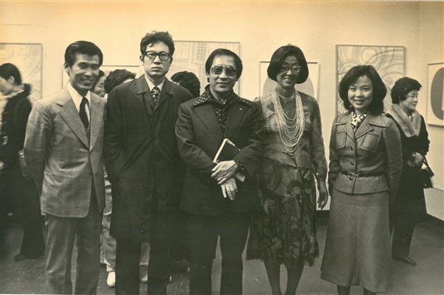 1974년 이성자화백 개인전에서. 박명자 회장, 이 작가, 박서보, 김종학, 도진규(오른쪽부터).