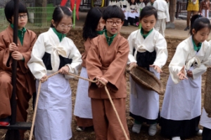 씨 뿌리는 어린 농부들 “재밌어요”