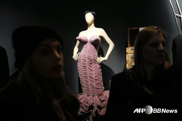 30일(현지시간) 프랑스 파리의 중심부에 위치한 그랑 팔레 미술관에서 프랑스 패션 디자이너 장 폴 고티에 전시회가 열린 가운데 “클래식 X” 컬렉션 의상이 전시돼 있다.  ⓒAFPBBNews=News1