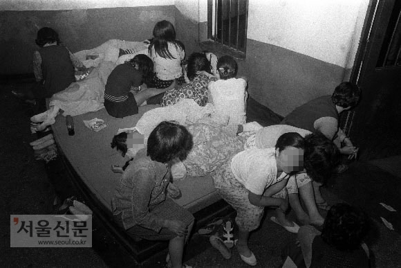 여관을 전세내 윤락행위를 해온 포즈들과 여관주인들이 24일 경찰에 검거됐다. 1972.05.25 서울신문 포토라이브러리